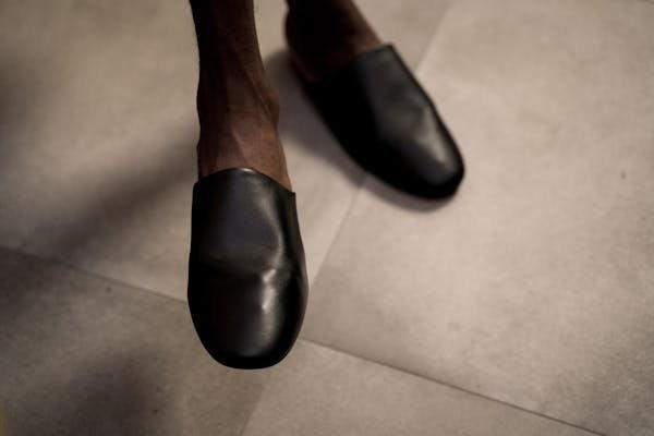 Chaussons homme cuir : le luxe et le confort à vos pieds